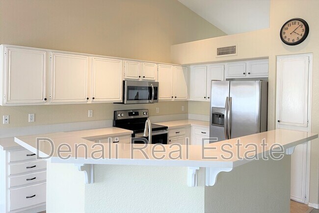 Building Photo - 6926 W Via Del Sol Dr