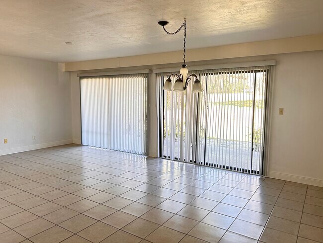 Living room - 4031 Abbey Ct