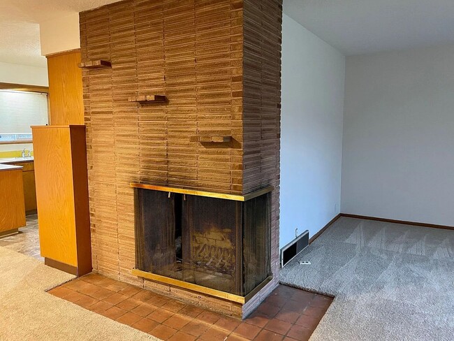 Building Photo - Charming 3 Bedroom 2 Bath Home with Large ...