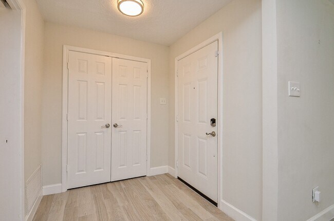 Building Photo - 414 Lakeview Dr