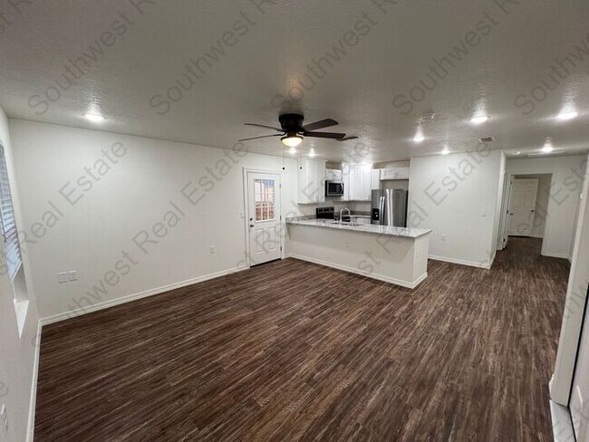 Foto del edificio - New Spacious 2 bedroom 2 bath Duplex.