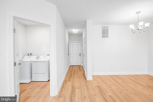 Building Photo - 123 S Washington St