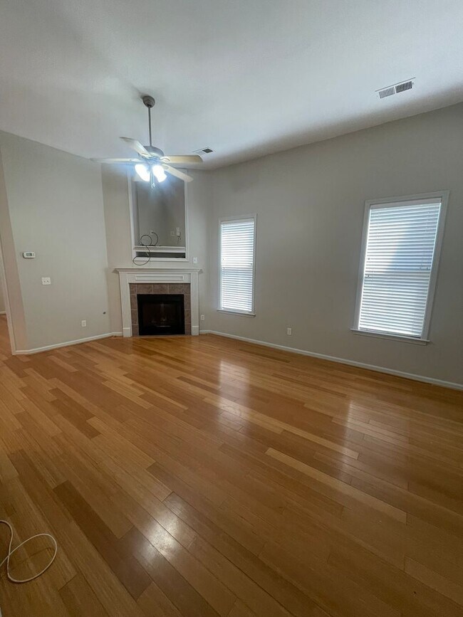 Foto del edificio - Available NOW in Harbor Town- 2 BR/2BA