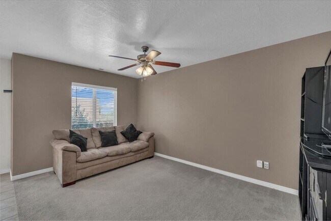 Building Photo - Hidden Valley Townhome!! END UNIT!