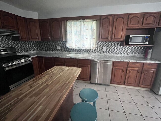 Building Photo - 1249 Vestal Ave