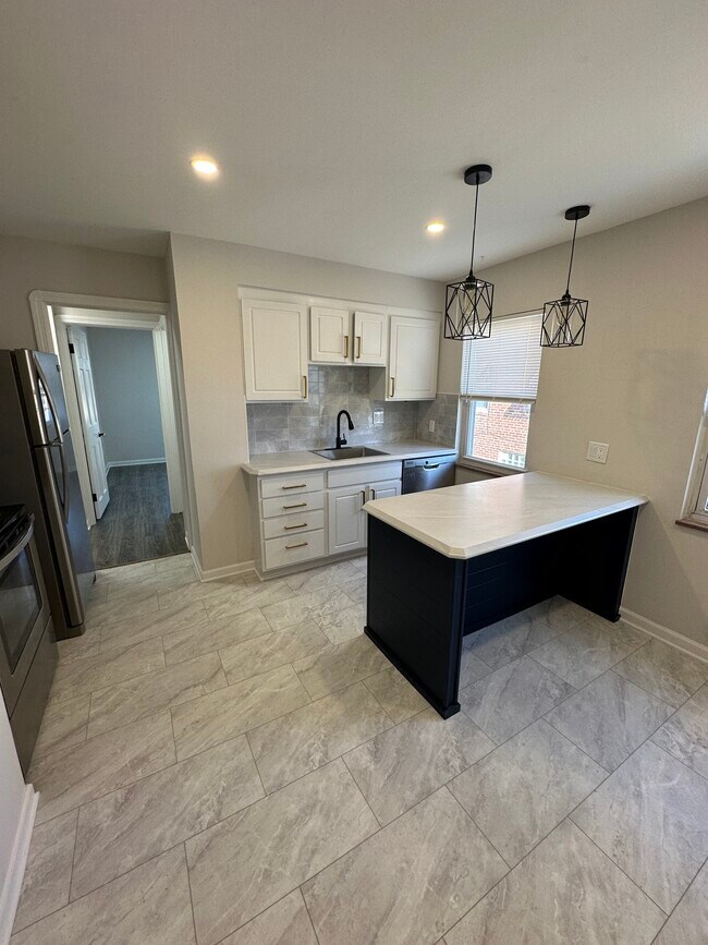 Building Photo - 14010 Lakewood Heights Blvd