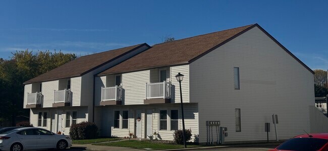 Vista del estacionamiento - KSU East Townhomes - Student Housing