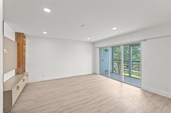 Building Photo - 204 Mansfield F