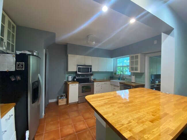 Kitchen with peninsula - 607 State St