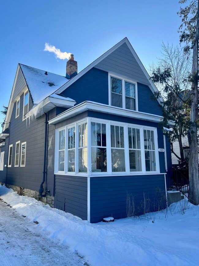 Building Photo - Fully Furnished, Large 3 Bedroom Home!