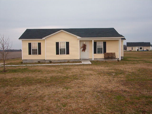 Building Photo - Country Charm