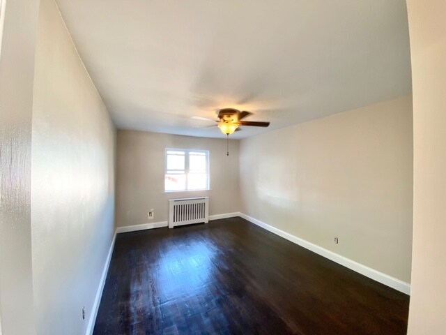 Foto del edificio - 2436 Pearsall Ave