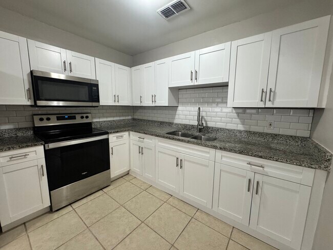 Foto del edificio - 1605 E Maple Ave