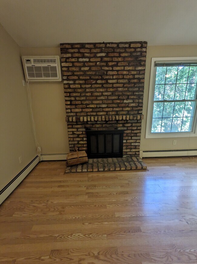 Foto del edificio - 4584 Cedar Lake Rd S