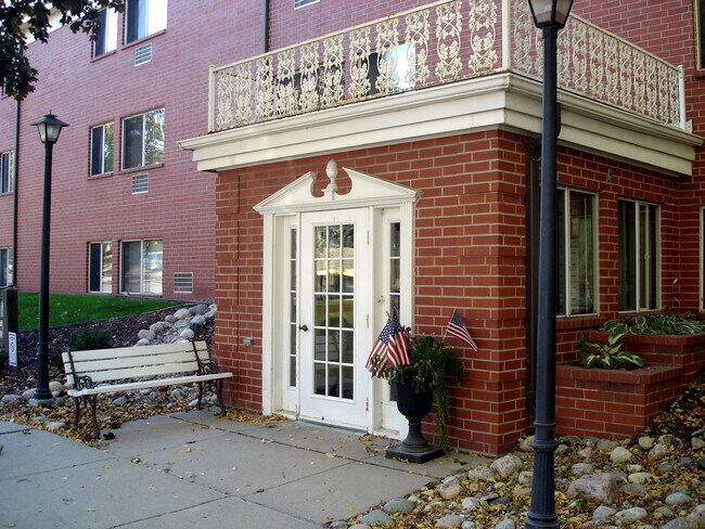 Building Photo - Silverleaf Apartments