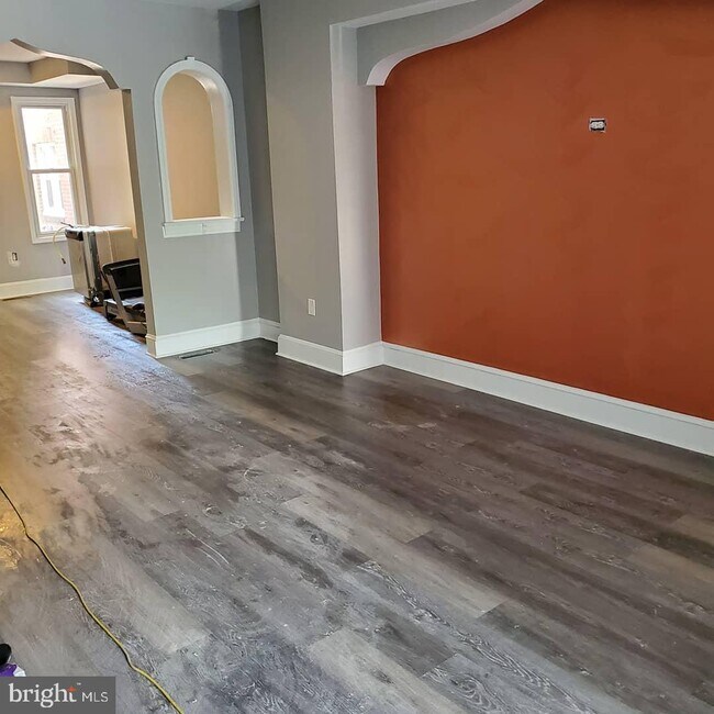 Foto del edificio - 5618 Woodbine Ave