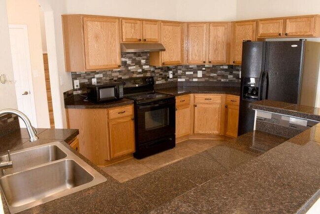 Building Photo - Large Beauty on Culdesac !!!