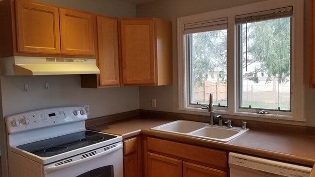 Kitchen with all appliances included - 134 Chestnut Ridge Dr