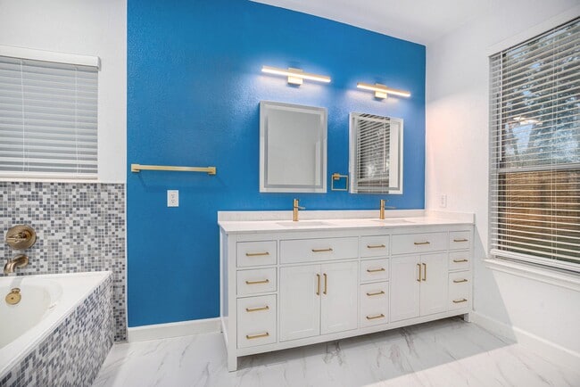 Foto del edificio - 3811 Misty Falls Ln