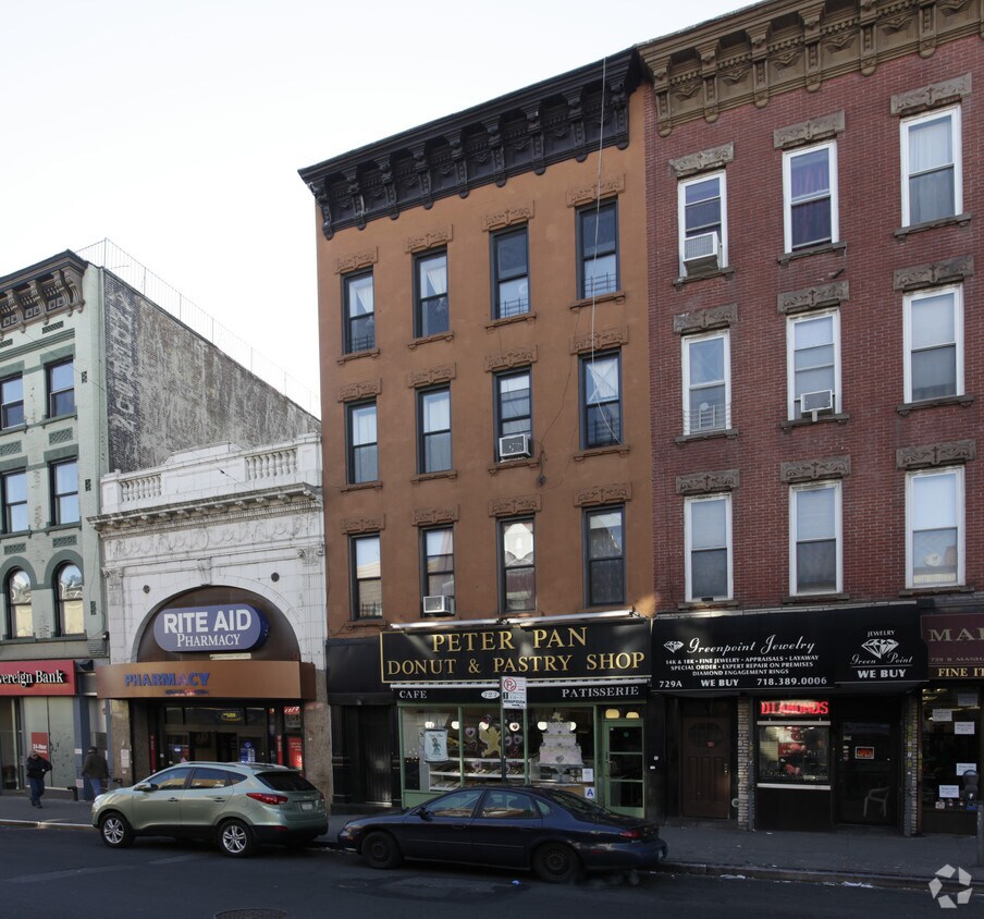 Primary Photo - 727 Manhattan Ave