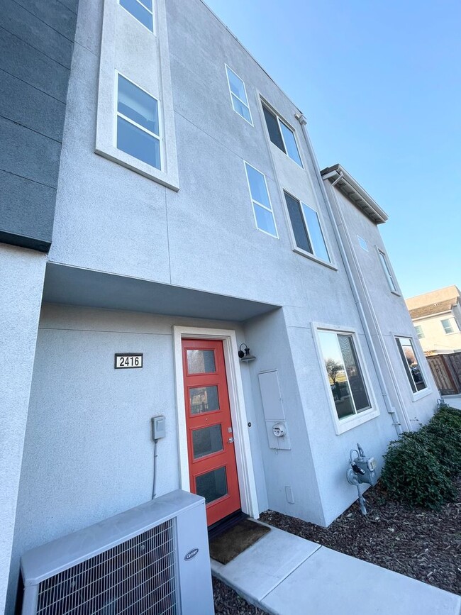 Building Photo - Superb Condo Living in North Natomas! 4 be...