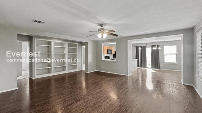 Building Photo - 3 Bed, 2 Bath Home with Garage / Pet-Friendly / Available Now!