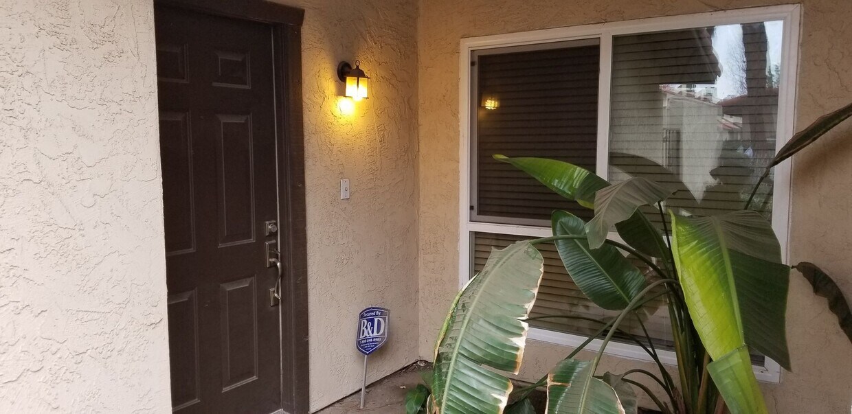 Foto principal - Updated Two Bedroom, 1.5 Bath Condo w/Fire...