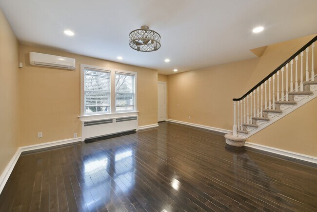 Foto del edificio - Beautifully Renovated 3 Bedroom Home Now Available For Rent in Cedarbrook!!!