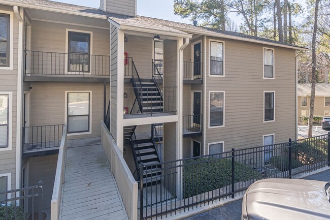 Building Photo - Renovated 2 bedroom Condo in gated Roswell...