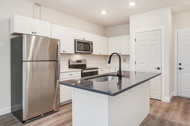 Foto del edificio - 2577 N Downer Ave