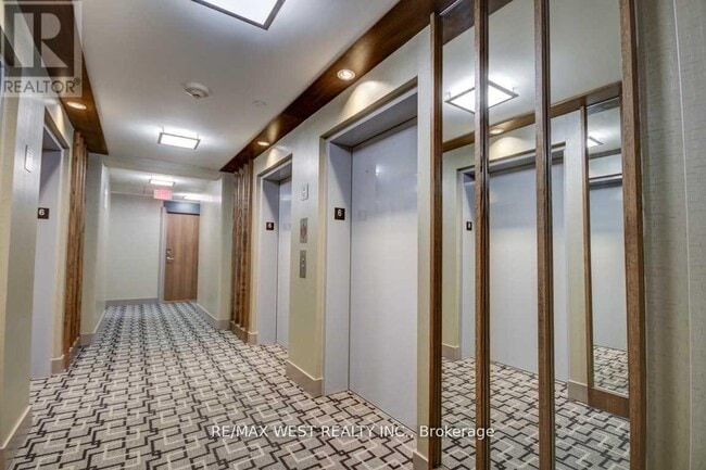 Building Photo - 3975-3975 Grand Park Dr