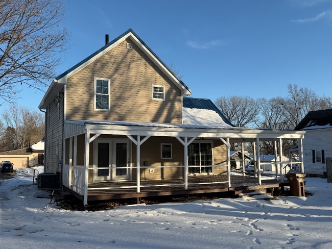 Building Photo - 321 Main St