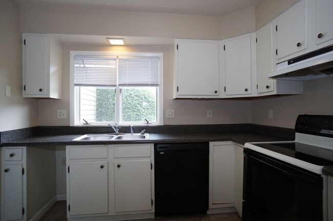 Building Photo - 3 Bedroom / 2 1/2 Bathroom.  Close to Campus.  On PHD bus route.