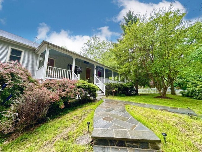 Building Photo - Beautifully renovated 4BR/3BA rambler with...