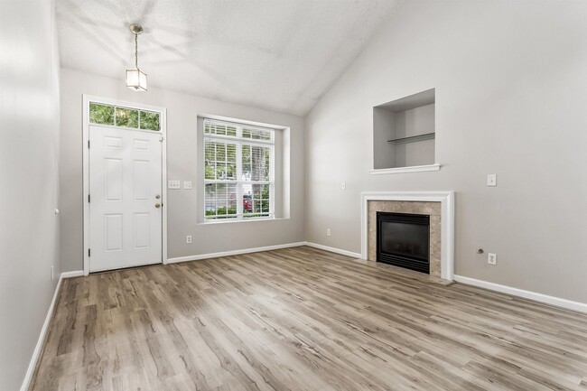Building Photo - 3 BR 3 BA Townhouse