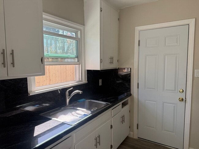 Building Photo - Charming 2 Bedroom Home in Coastal Oceanside Call 6 1 9 8 8 8 5 5 5 4