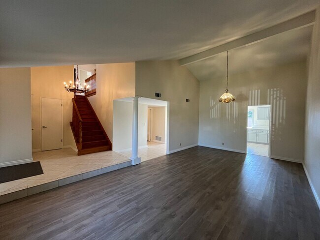 Building Photo - Lovely Home with 3 bedrooms, 2 bath plus o...