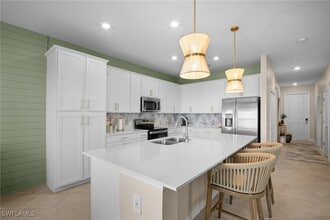 Building Photo - 15285 Grn Acrs Ave