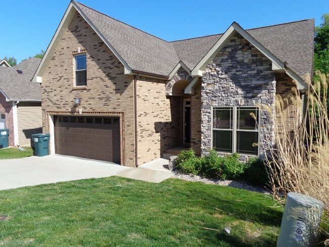 Foto del edificio - 634 Hidden Valley Dr