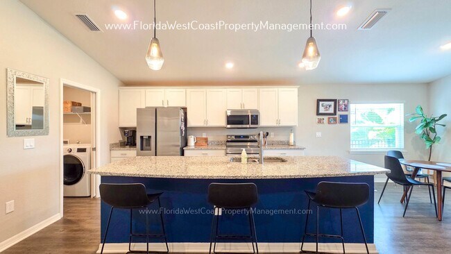 Foto del edificio - EXCEPTIONAL 3 BEDROOM/2 BATH HOME PLUS LARGE FENCED YARD! LONG TERM LEASE- UNFURNISHED!
