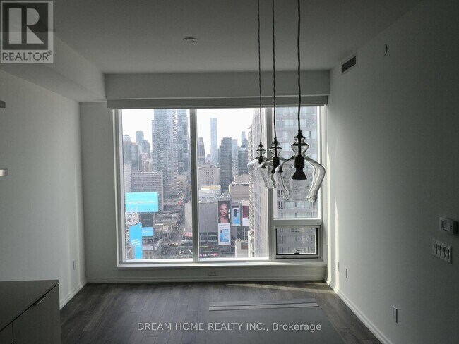 Building Photo - 197 Yonge St