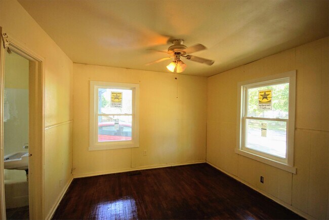 Building Photo - 1109 NW Van Buren St