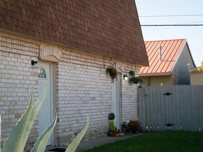 Building Photo - 1833 Wooten Park Dr