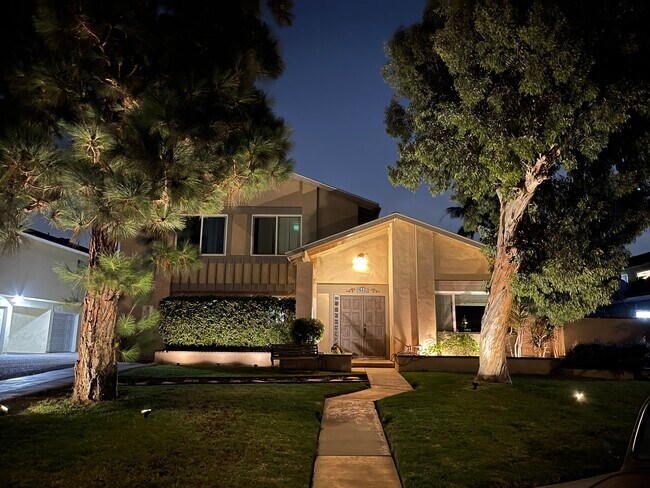 Building Photo - 16612 Regina Cir