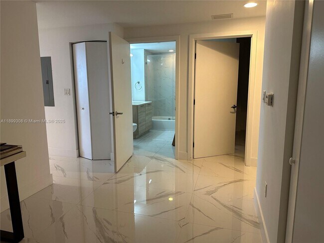 Foto del edificio - Luxury 2BR + Den Residence with Panoramic ...