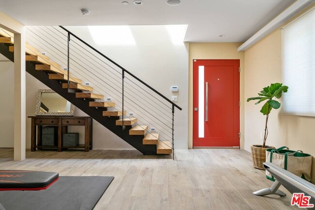 Foto del edificio - 939 N Beverly Glen Blvd