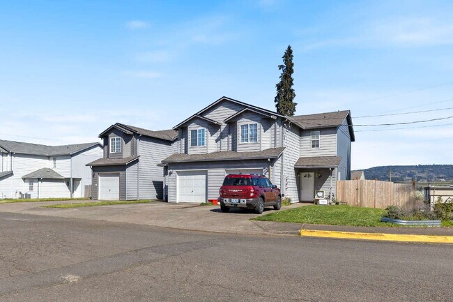 Foto del edificio - Spacious Townhome 3 Bedrooms plus office!