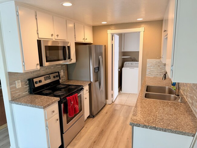 Building Photo - Stylish 2BR Condo in Desirable Community with Pool & Spa