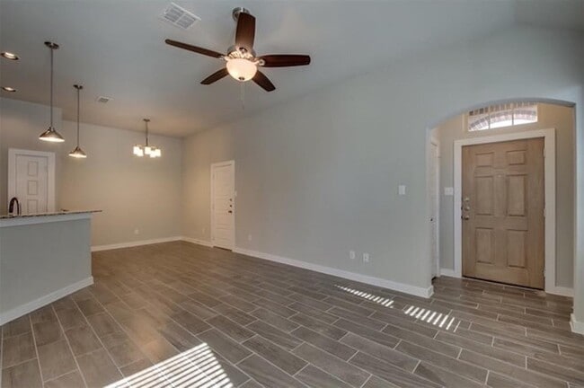 Building Photo - 1011 Skyview Ct