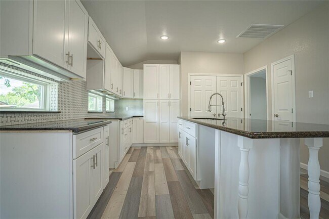 Foto del edificio - 5101 Hardy St